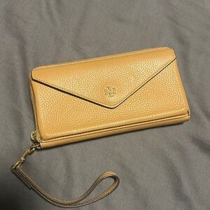 Tory Burch wallet in Tan color
